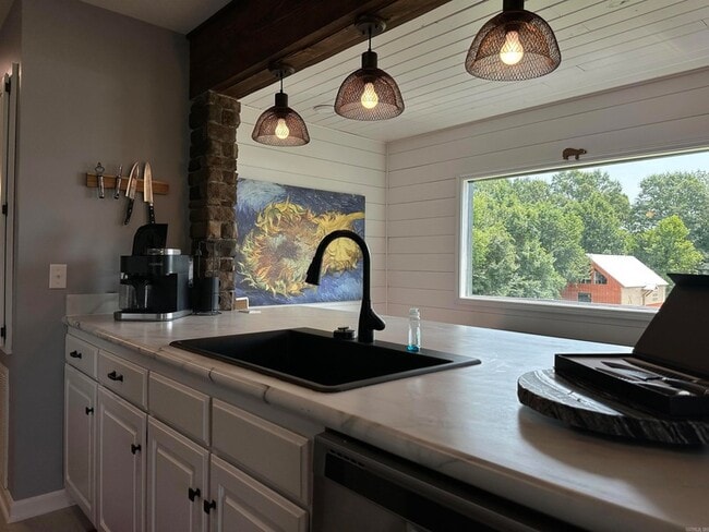 Building Photo - 896 Vaughn Rd