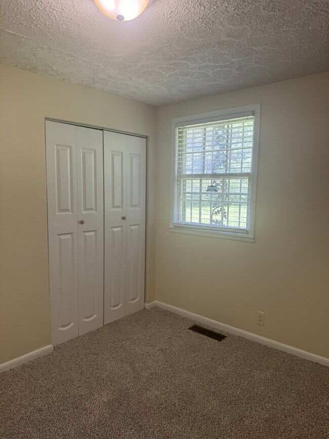 Building Photo - 3004 Lytle Dr