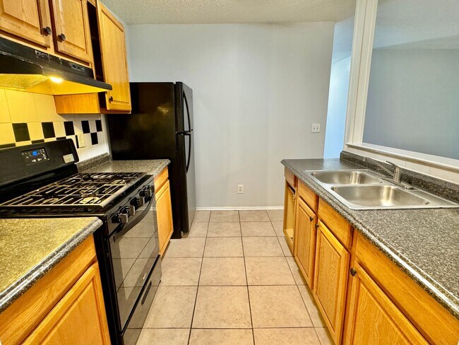 Building Photo - Charming 3-bedroom waiting to be yours !!