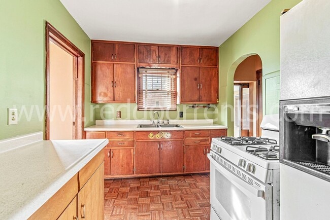 Building Photo - 328 N Post Rd