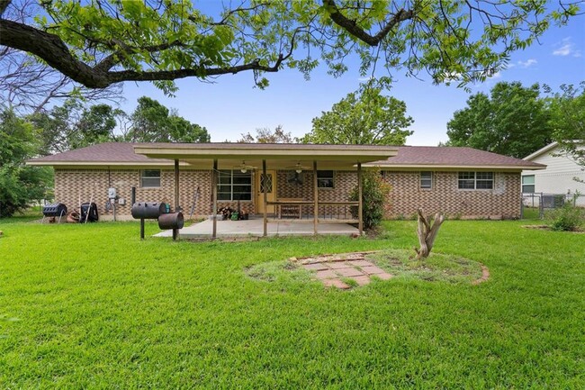 Building Photo - Perfectly Located Home Near Downtown Round...