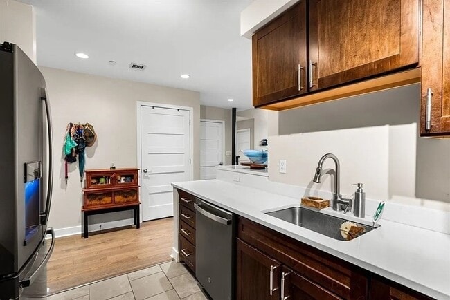 Building Photo - 130 John St