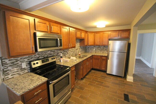 Building Photo - 3 bed 2 bath Campus Rental