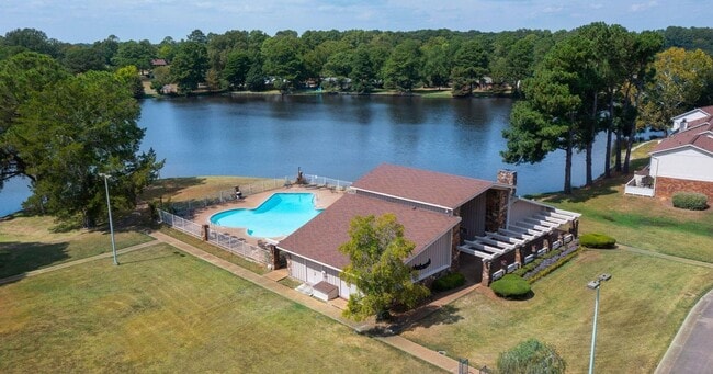 Building Photo - Live Where Convenience Meets Comfort in Lakebend!