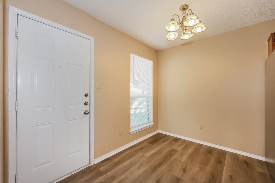 Building Photo - 1125 Hidden Creek Dr
