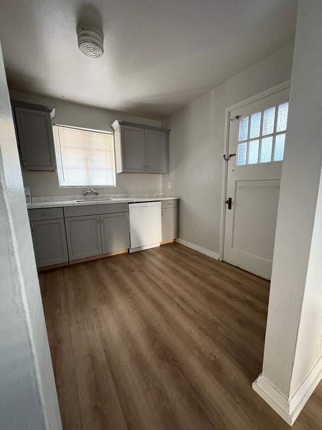 Building Photo - 39-43 W 880 N