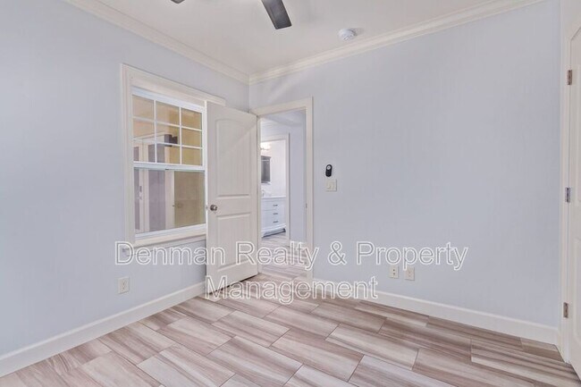 Building Photo - 1513 E Earll Dr