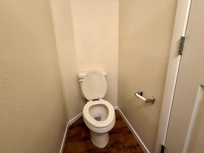 Building Photo - 3 BED 2.5 BATH 2 CAR GARAGE HOME w/ LOFT &...