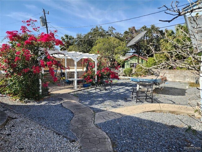 Building Photo - 22 Laurel Ave