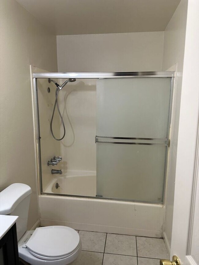 Building Photo - 3 Bedroom 1 Bathroom Duplex