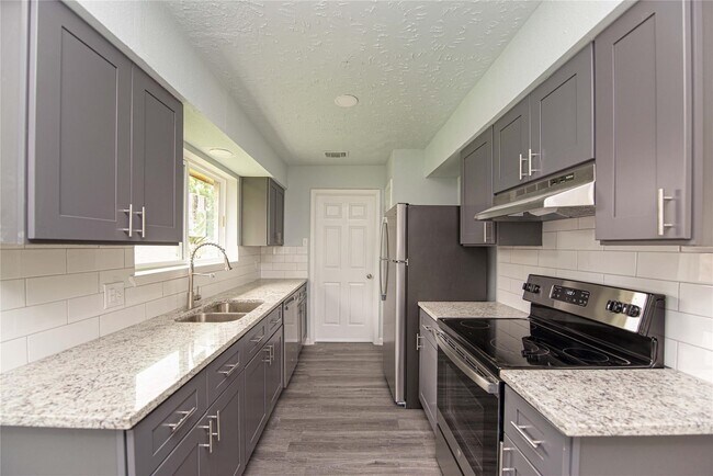 Building Photo - 15822 Bazelbriar Ln