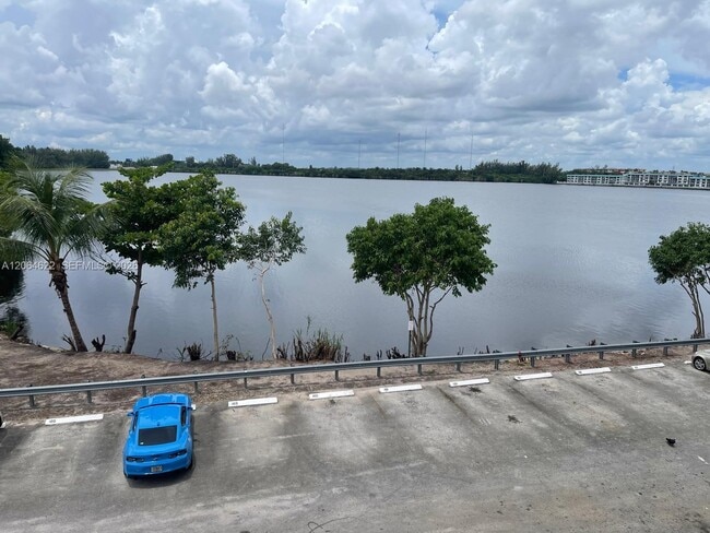 Building Photo - 1301 NE Miami Gardens Dr