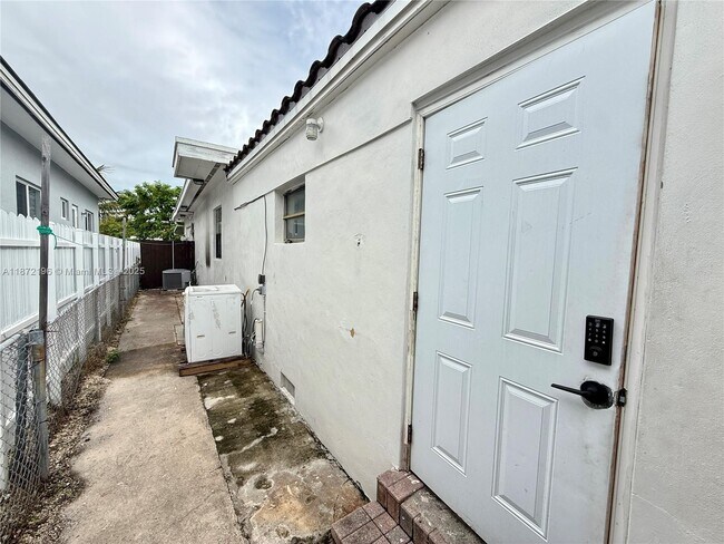 Building Photo - 3331 NW 18th Terrace