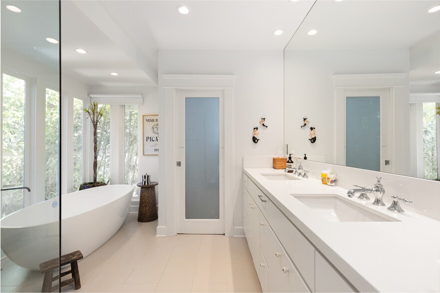 Building Photo - 241 Windward Ave