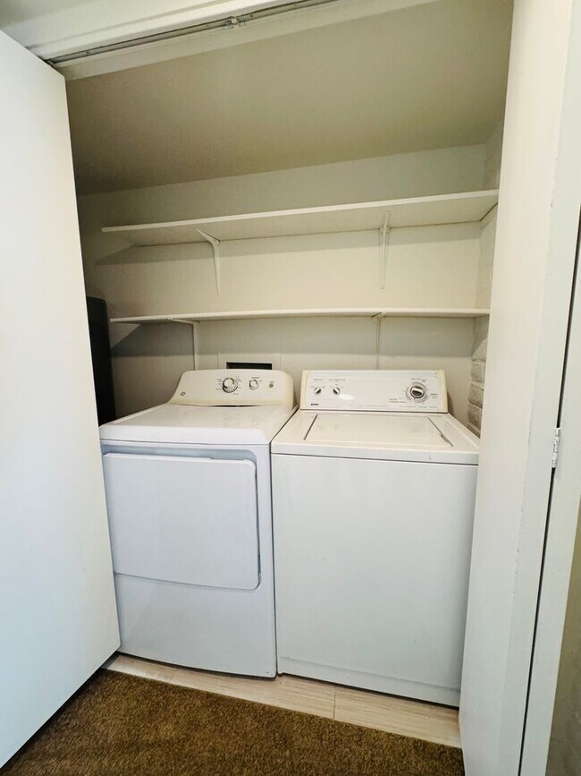 Building Photo - Beautiful Townhome in Great Eastside Location