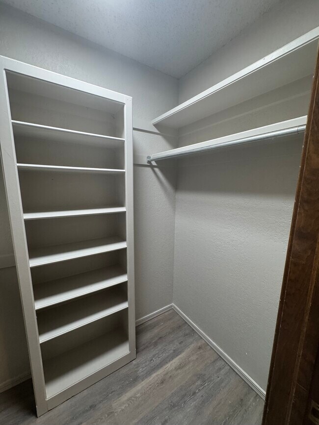 Building Photo - 325 E Parkland Dr