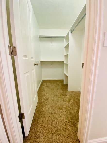 Building Photo - 428 E Park Oak Pl