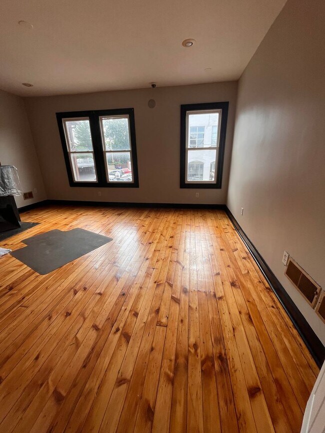 Building Photo - Large Home in ShadySide, Newly Rennovated!