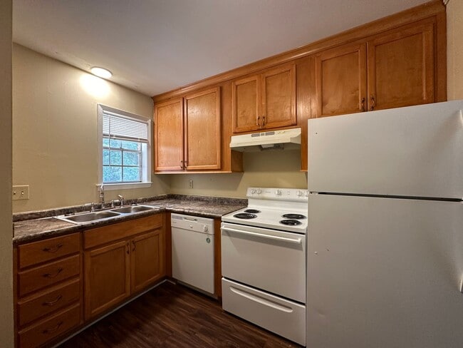 Building Photo - 2 bedroom 1 bath duplex available for rent!