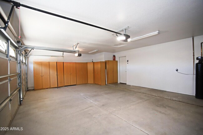 Building Photo - 4953 S Moss Dr