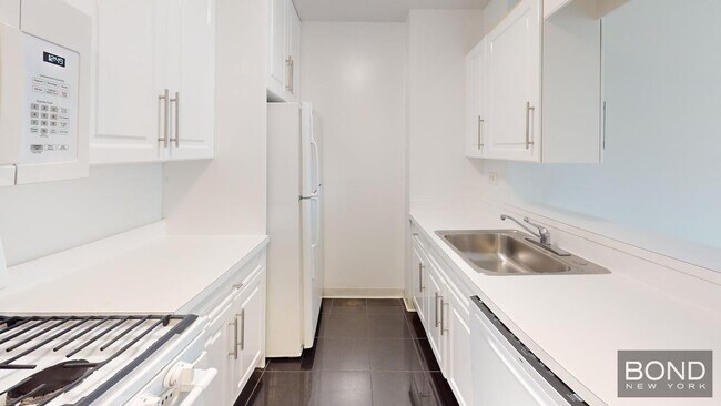 Building Photo - 400 E 71st St