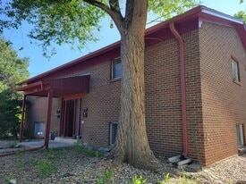 Building Photo - 916 James Ct