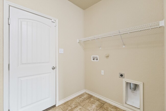 Building Photo - 5 Bedroom/3.5 Bath Saddle Creek Subdivision