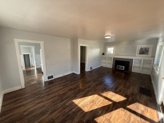 Building Photo - Beautiful 4 Bed, 3 Bath House; W/D Included; Fenced Yard; Wood Floors; and a Charming Style