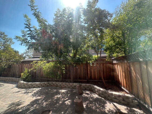 Building Photo - Single Story, Bright and Beautiful Home, w...