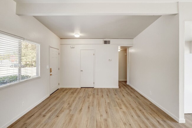 Building Photo - 406 Scripps Dr