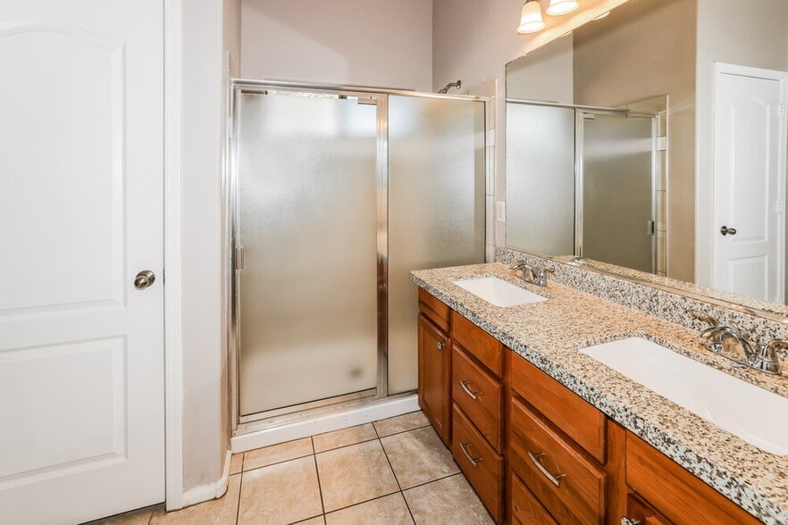 Building Photo - 15986 W Bartlett Ave