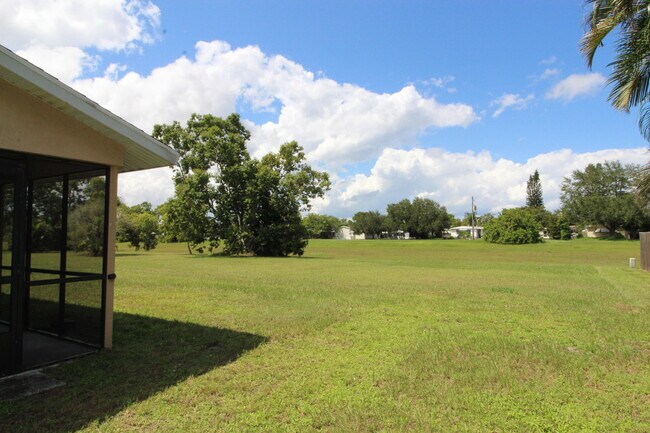 Building Photo - 2058 SE West Dunbrooke Cir