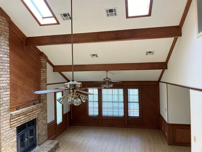 Building Photo - 554 Harbor Dr