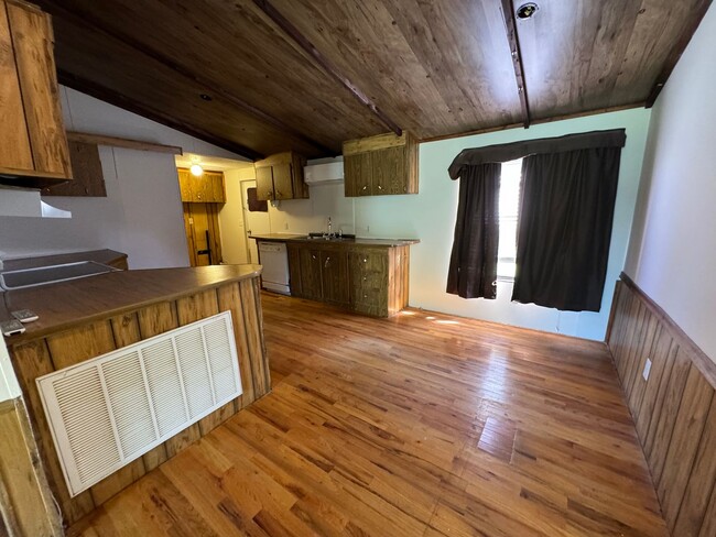 Building Photo - Cozy 3/2 Mobile Home in the Silver Creek A...