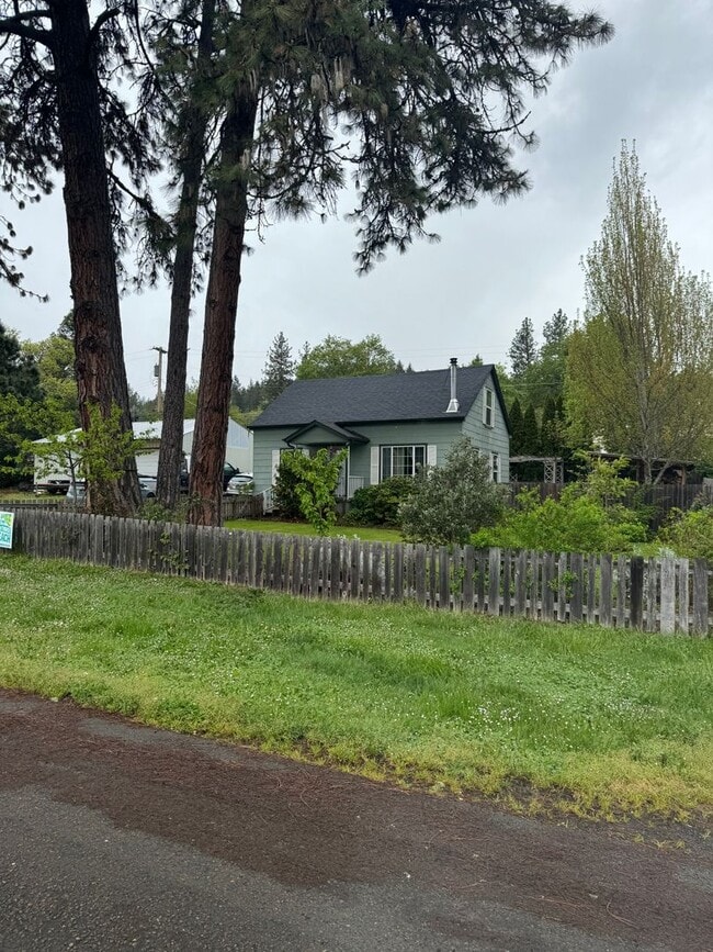 Building Photo - Sutherlin 3 bedroom house with large shop