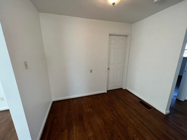 Building Photo - 1705 Carolyn Dr