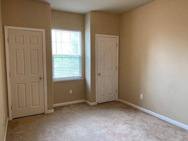 Building Photo - Big, Beautiful, Two Story Home in North Natomas