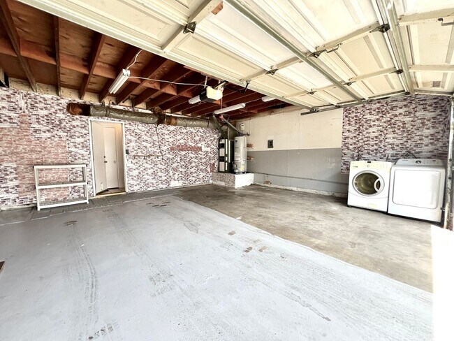 Building Photo - 1380 W 48th St