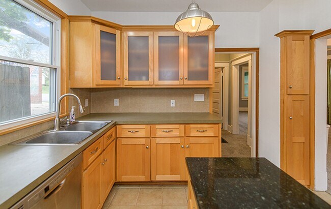 Building Photo - 1041 S 48th St