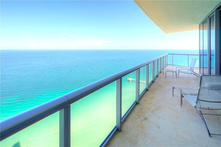 Building Photo - 17001 Collins Ave