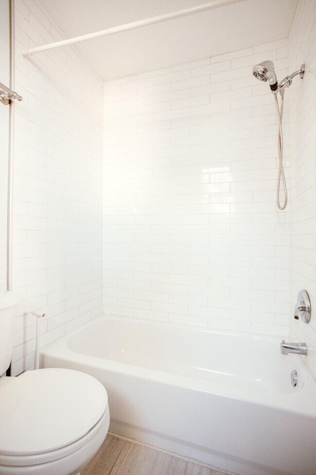 Charming 2Bed/2Bath in Washington Village 784 W Hamburg St