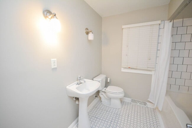 Building Photo - Gorgeous NE Rochester home with TONS of sp...