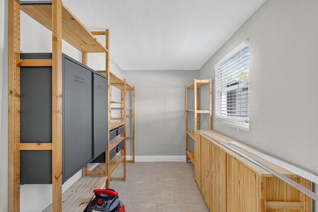 Building Photo - 541 40th Ave NE