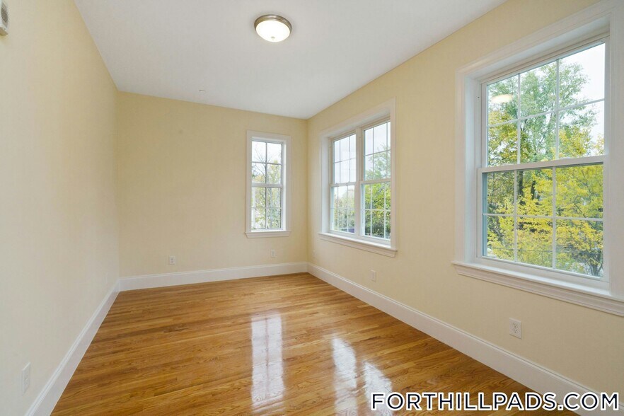 Building Photo - 128 Roxbury St