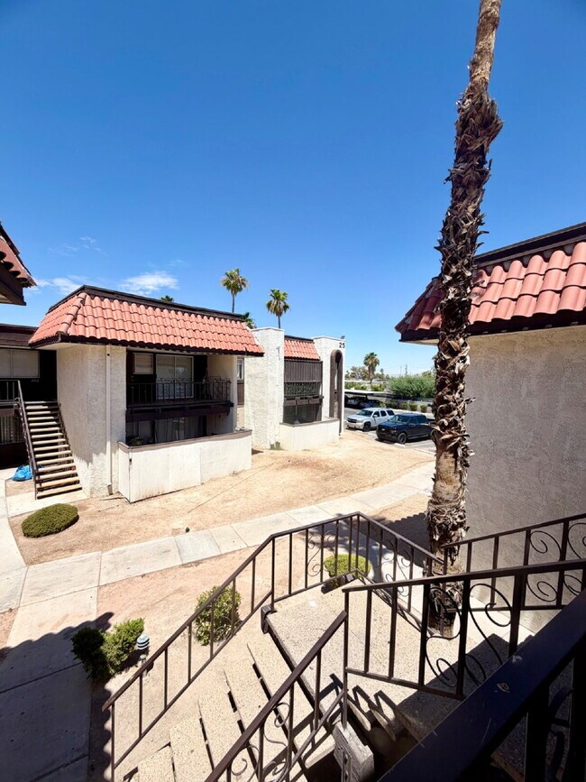 Building Photo - HIVE SUMMER MOVE-IN SPECIAL: 3 BEDROOM CONDO | COMMUNITY POOLS + WALKING TRAILS | CENTRAL LAS VEG...