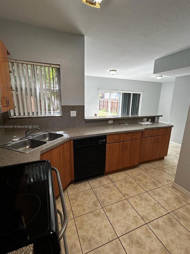 Building Photo - 865 SW 6th Ct