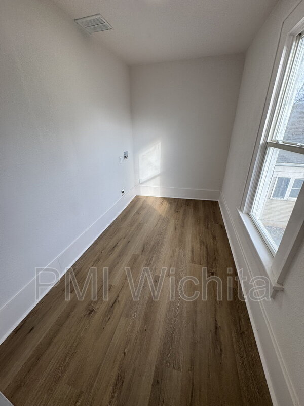 Building Photo - 258 S Poplar St