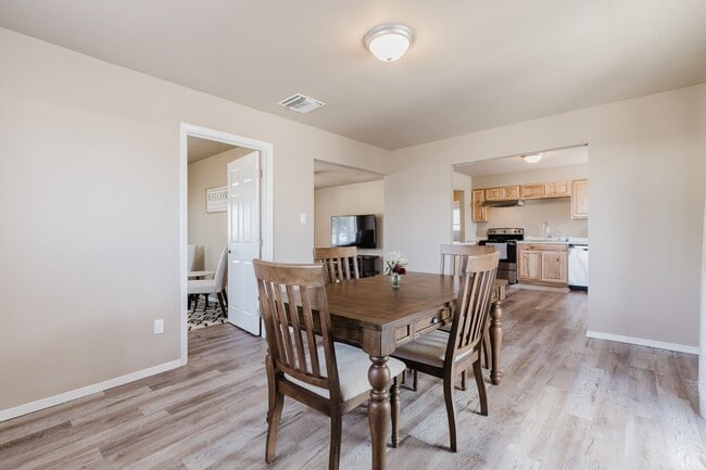 Building Photo - Cozy 2 Bed 2 Bath Home - Fully Furnished