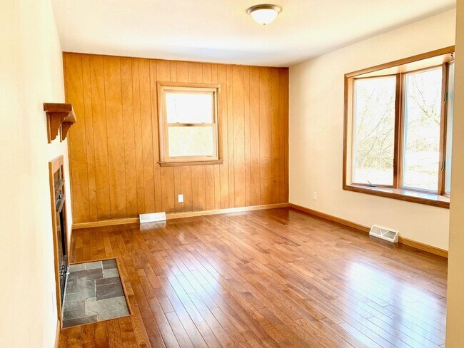 Building Photo - Lovely Mequon Ranch Home