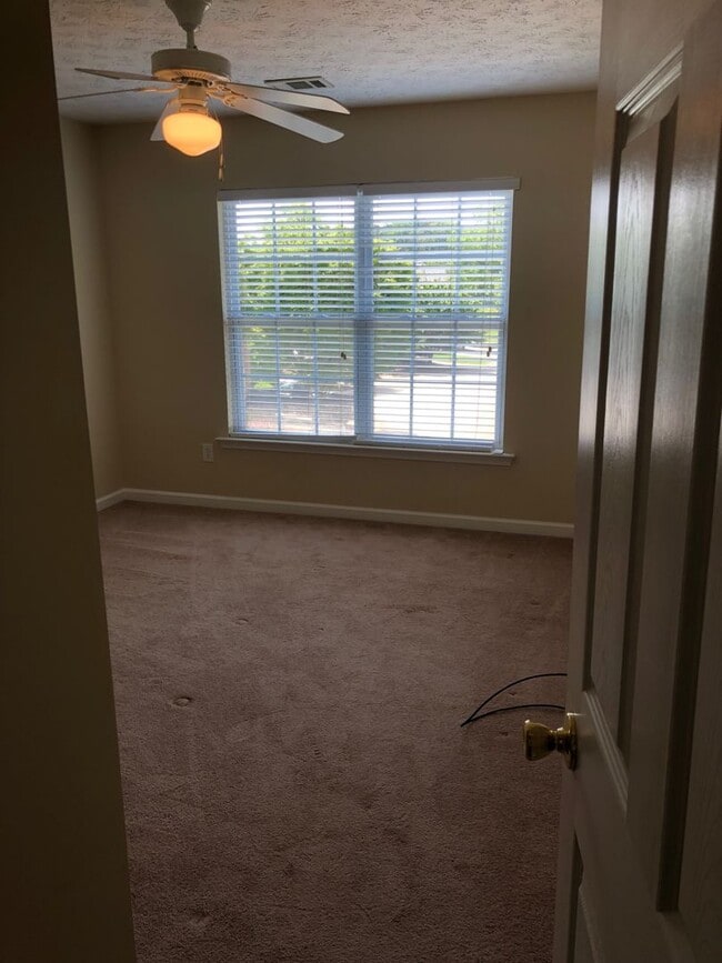Building Photo - 3 bed/ 3 bath Townhouse